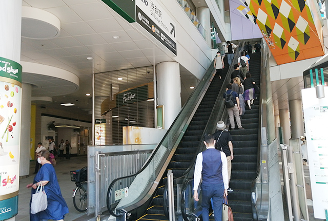 渋谷スクランブル交差点（ハチ公広場前）脇に、渋谷マークシティ SHIBUYA MARK CITY がありますので、エスカレーターで2階に上がってください。井の頭線渋谷駅があります。