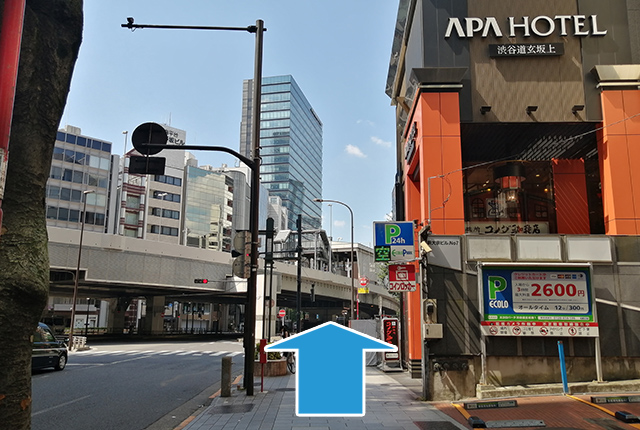 道玄坂を上ると、すぐに正面に高速道路と、その後ろに高い住友不動産渋谷ガーデンタワーが、右手にコメダ珈琲店とアパホテルが見えてきます。国道246号線（玉川通り）に合流します。道なりに、やや右にカーブしながらそのまま進みます。