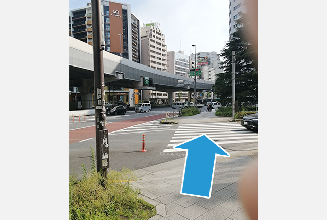 すぐに旧山手通りとの交差点である神泉交差点につきます。真っ直ぐ進み横断歩道を2回渡ります。1つ目は信号がありませんので、右手からの車に注意して渡ります。